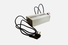 3/4 Ansicht vom Batterieladegerät passend zur SP50 1-Säulen-Hebebühne